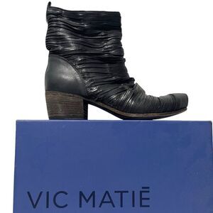 VIC MATIE Logan Leather Slash Cut Booties 37